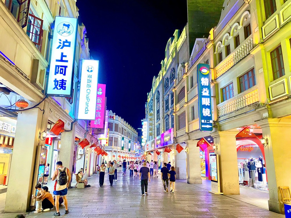 夜间的三街两巷五彩斑斓。