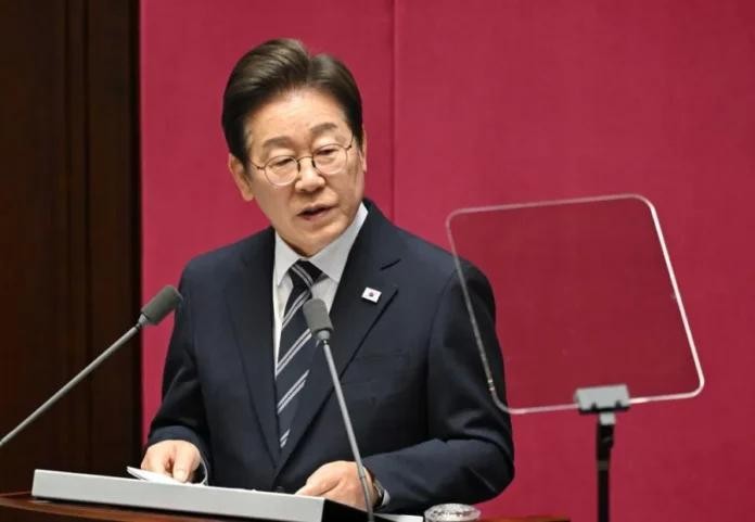 6月26日在首尔汝矣岛的国会大楼，韩国总统李在明发表施政演说，呼吁国会及时处理补充预算案。（图：AFP）