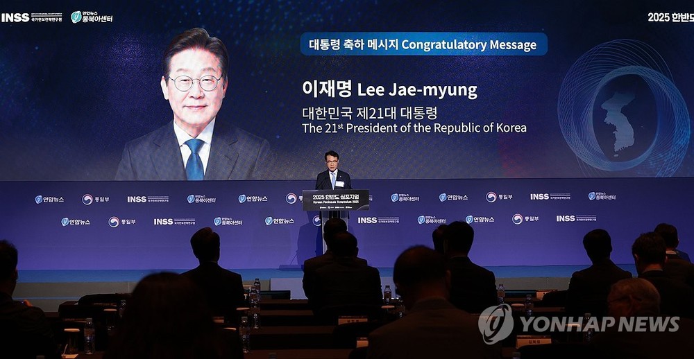 6月26日，在首尔中区的新罗酒店，韩国总统室负责新闻工作的公报沟通首席秘书李圭渊出席“2025韩半岛研讨会”并宣读总统李在明为活动发来的贺词。(图：韩联社)