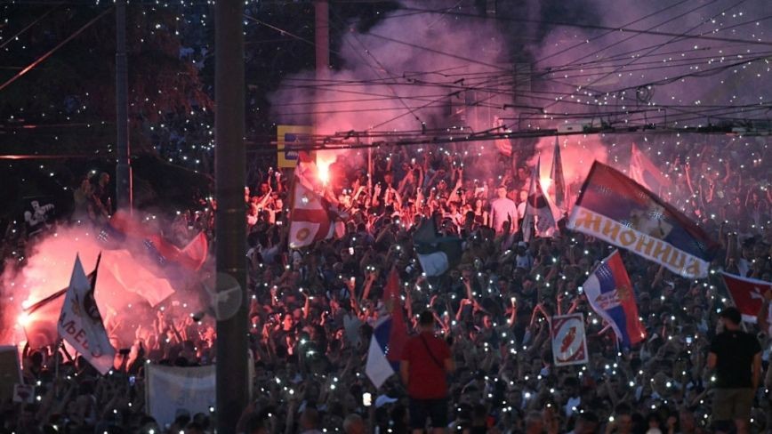 2025年6月28日，抗议者聚集在贝尔格勒市中心，点燃照明弹，挥舞旗帜，向民粹主义政府发出“最后通牒”，要求提前举行选举。（图：Getty Images）