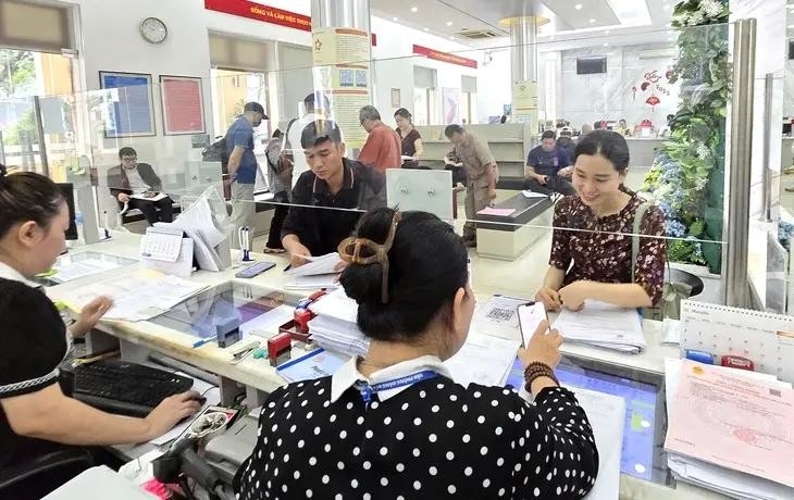 第一郡公共行政中心的公务员为民众办理行政手续；自2025年7月1日起，该中心将更名为西贡坊公共行政中心。（图：爱仁）