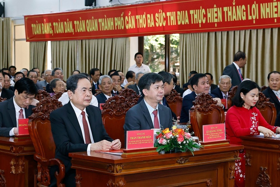 国会主席陈清敏与代表出席决议公布仪式。（图：越通社）