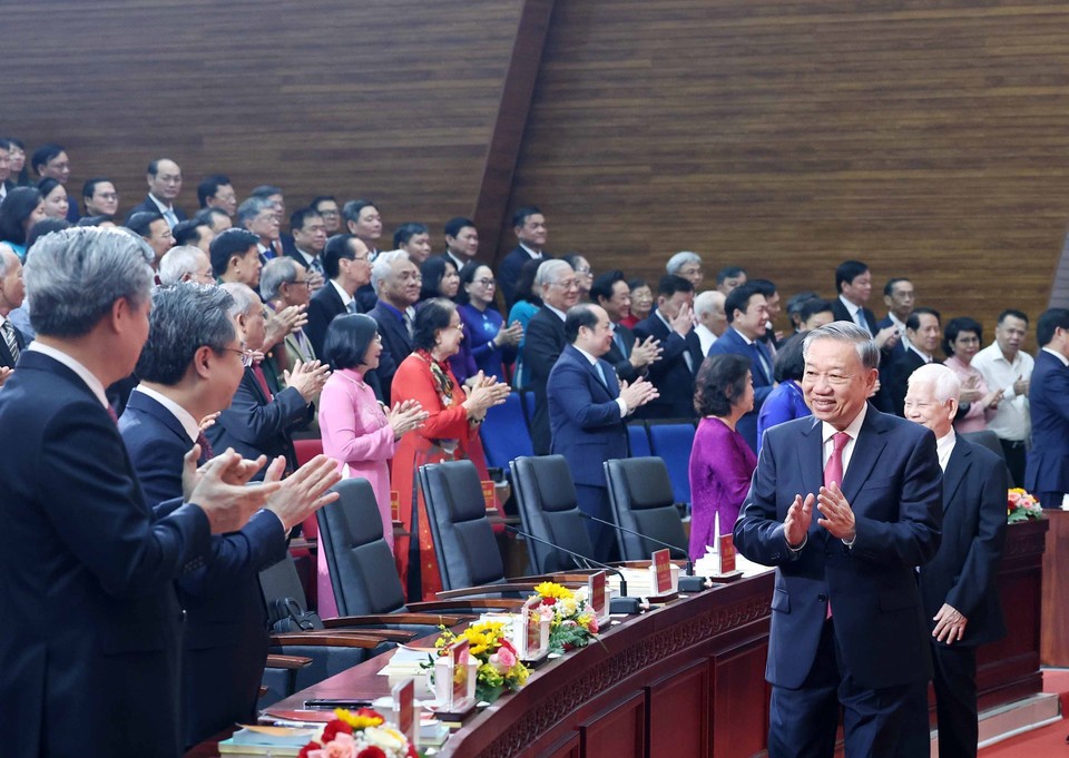 党中央总书记苏林出席在胡志明市举行的行政单位合并决议公布仪式。（图：越通社）