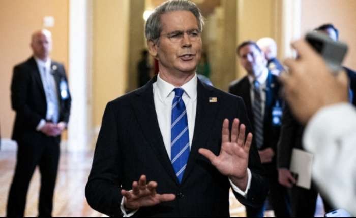 图为2025年6月27日，美国财政部长贝森特在美国国会大厦参加参议院共和党午餐会后向记者发表讲话。（图：互联网）