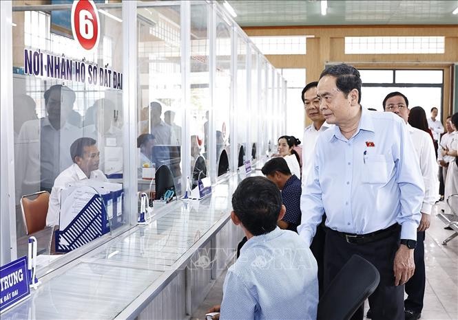 国会主席陈青敏实地考察芹苴市渭水乡公共行政服务中心。