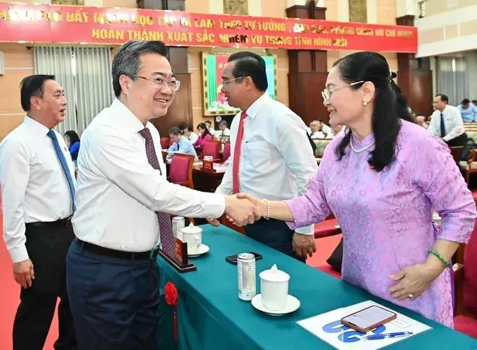 市领导出席会议。（图：越勇）