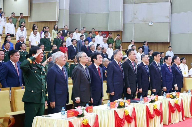 出席纪念仪式的各位党政领导与原领导。