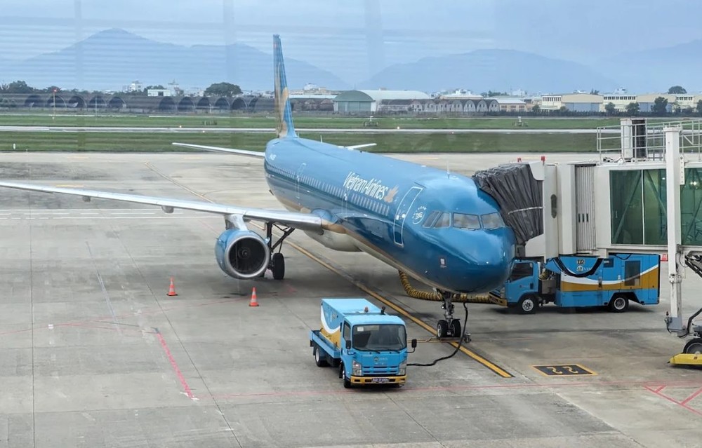 图为一架越航的客机停泊在岘港机场上。（图：互联网）