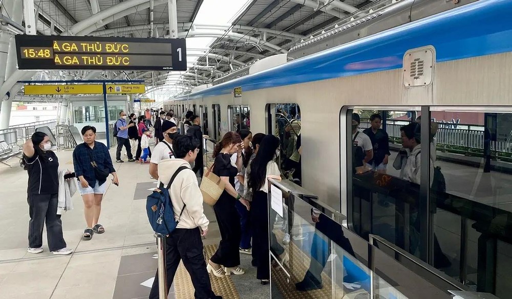 人们在地铁1号线守德站登上列车。（示意图：周俊）