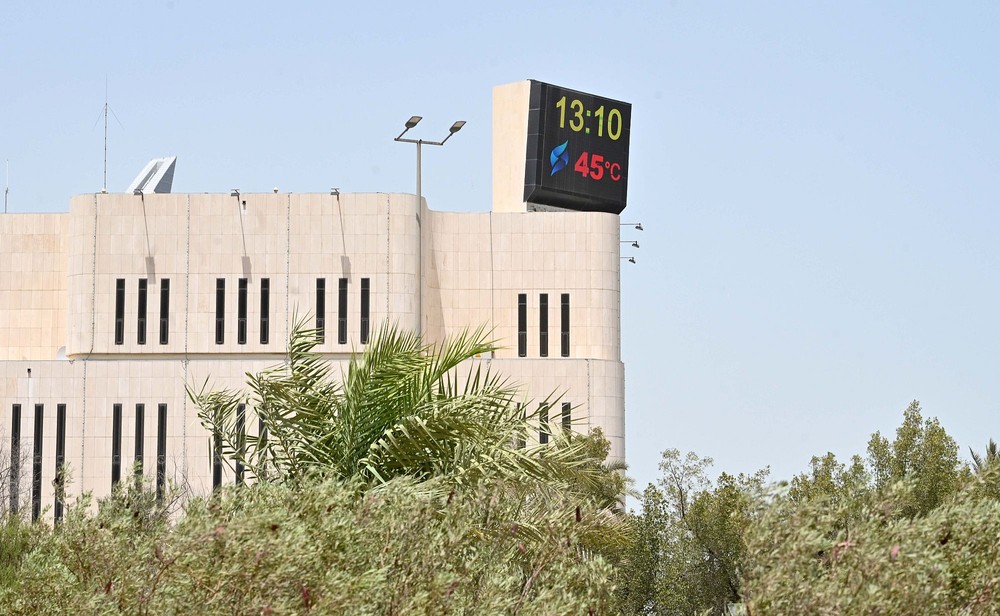 在科威特首都科威特城一栋建筑顶部的萤幕上显示出即时气温。（图：新华社）