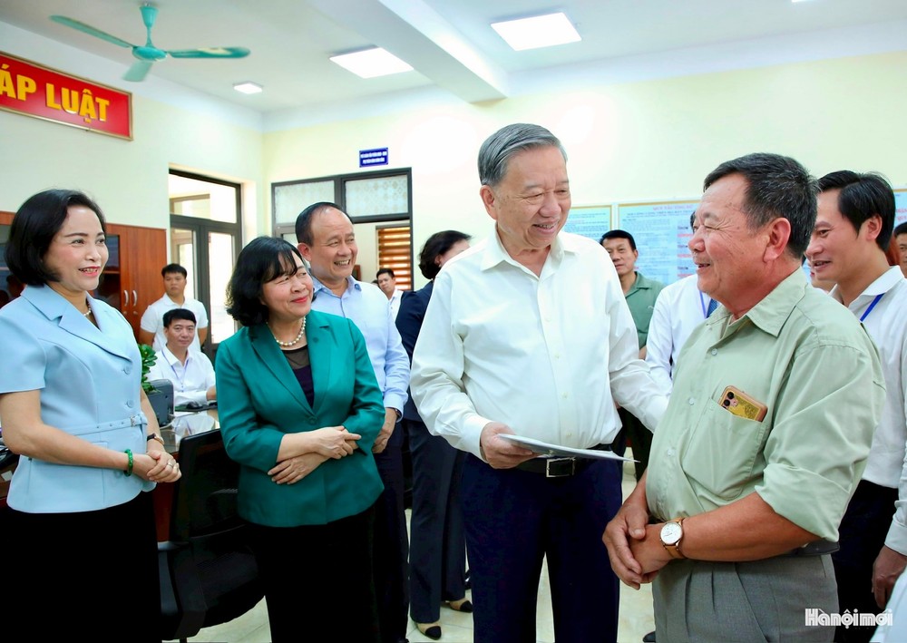 党中央总书记苏林与前来办理行政手续的河内民众交谈。