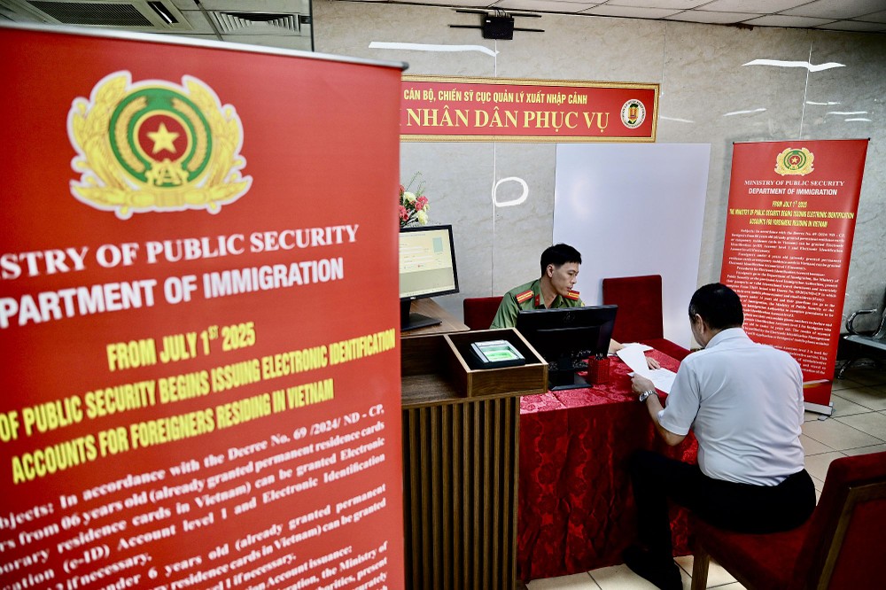 干部热情地指导并协助外国人进行申报。