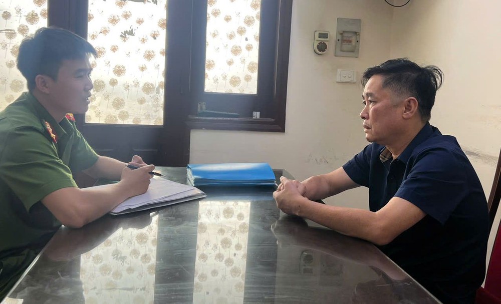 黄必成在公安机关。