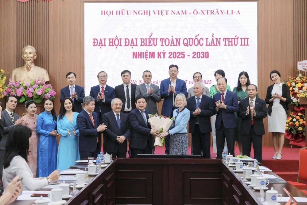 澳大利亚驻越南大使吉莉安·伯德向越南-澳大利亚友好协会第三届执委会赠送鲜花祝贺。（图：杨垂）