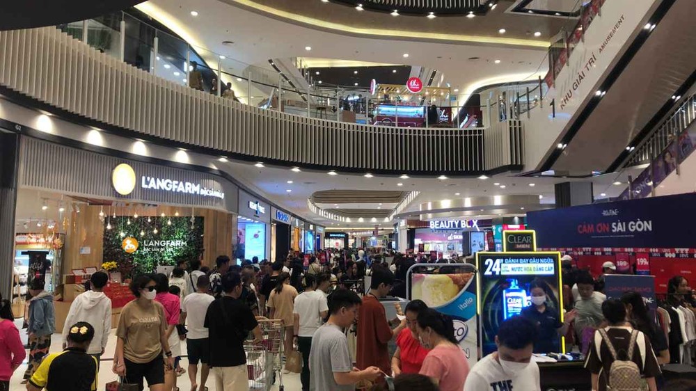 消费者在永旺购物中心购物。（示意图：黎宇）