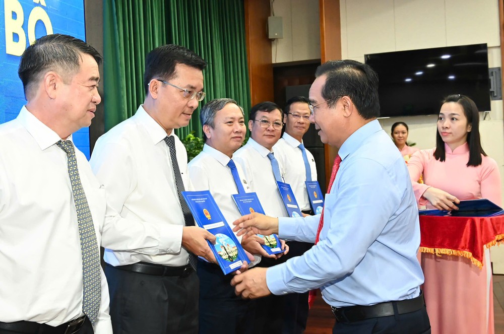 市人委会主席阮文得向干部颁授委任决定。