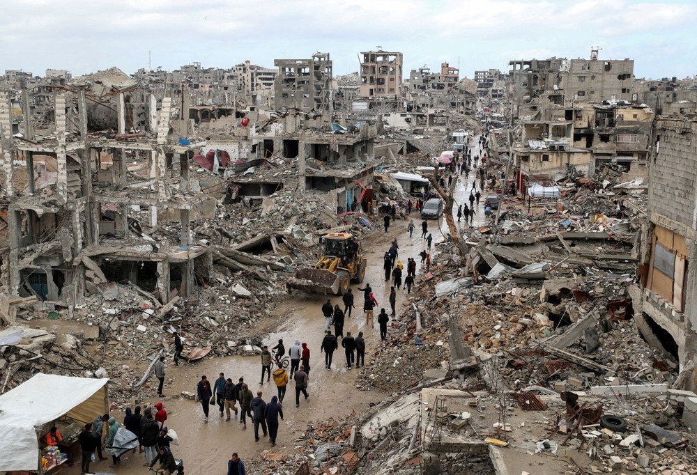 哈马斯星期一指责以色列违反停火协议，图为巴勒斯坦民众返回加沙北部。（图：路透社）