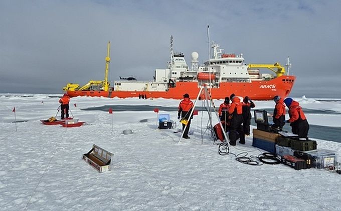 韩破冰科考船“ARAON”号北极科考活动现场。