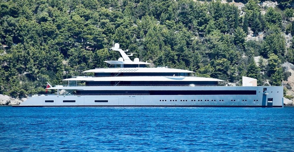 据报道，一艘价值2.2亿美元的游艇，据称属于一位科技寡头，目前停泊在地中海。（图：联合国）