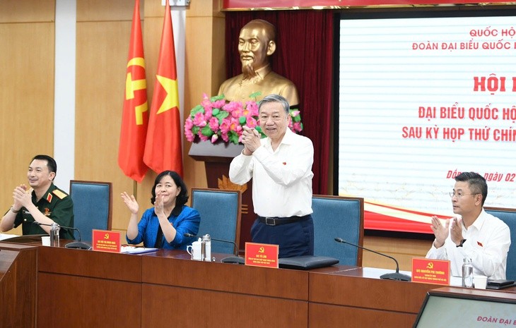 苏林总书记向与会代表致意。（图：N.Y）