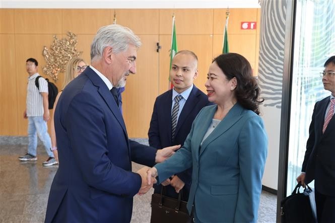 意大利伦巴第大区国务秘书拉斐尔·卡塔内奥迎接越南国家副主席武氏映春。（图：越通社）