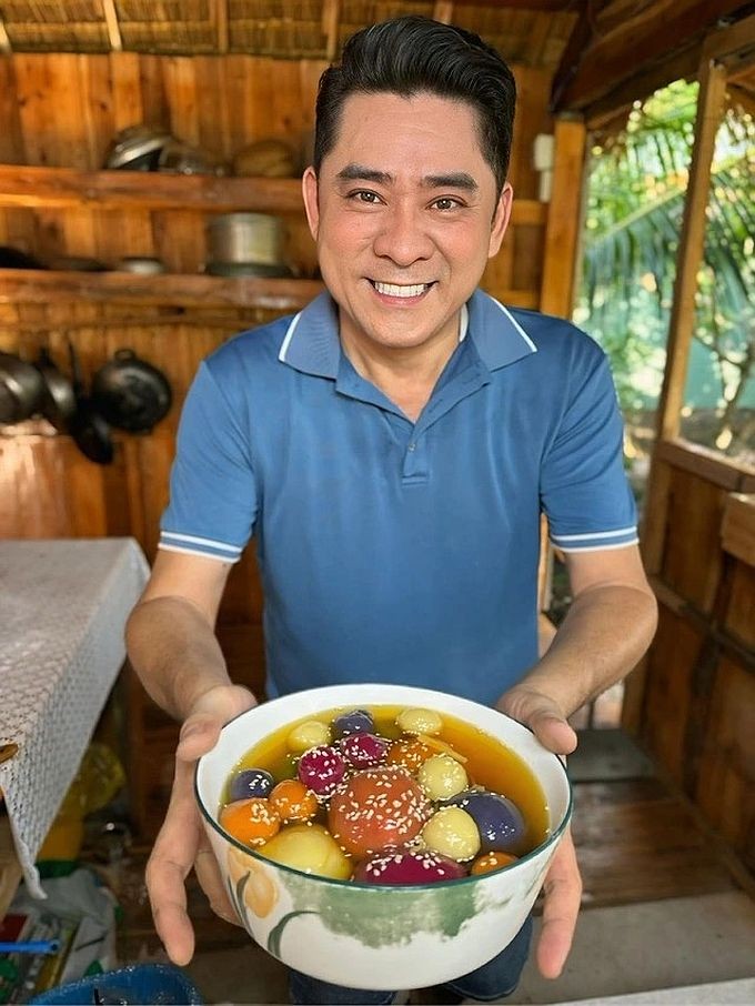 黄英俊凭藉幽默风趣与亲和力，在烹饪短片中大获好评。