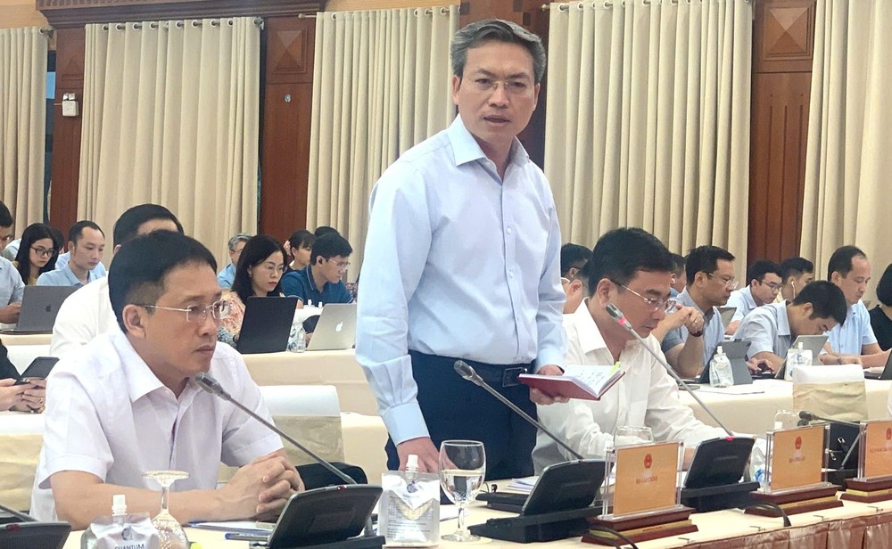 公安部办公厅主任、公安部发言人阮国瓒少将（站）在新闻发布会上发言。（图：廷协）