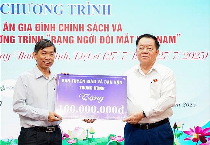 阮仲义部长向西宁省卫生厅代表捐赠1亿元开展“越南明亮双眸”计划。（图：越通社）