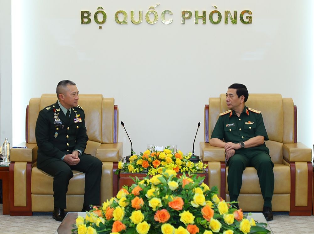 国防部长潘文江大将接见泰国军队最高司令颂威大将。（图：孟雄）