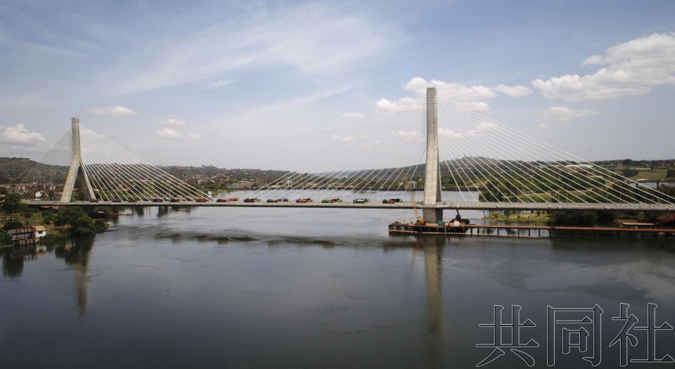 图为用JICA发行的债券筹得资金建设的乌干达“尼罗河大桥”。（图：共同社）