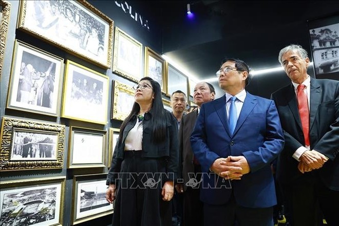 范明政总理和夫人参观瓦斯科达伽马足球俱乐部。（图：越通社）