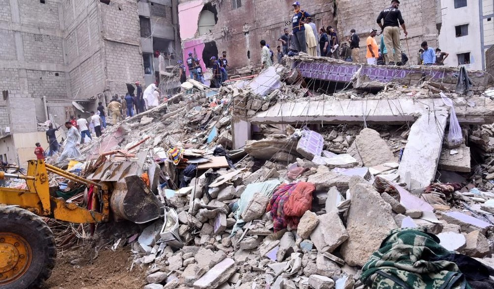 7月4日，在巴基斯坦南部港口城市卡拉奇，救援人员在住宅楼废墟中开展搜救工作。（图：新华社） 