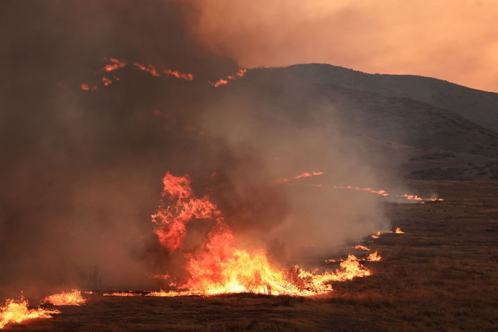  美国加州“马德雷大火”迅速蔓延，过火面积逼近8万英亩，成为2025年迄今最大野火，数百栋建筑受威胁，数县居民被迫疏散。（图：路透社）