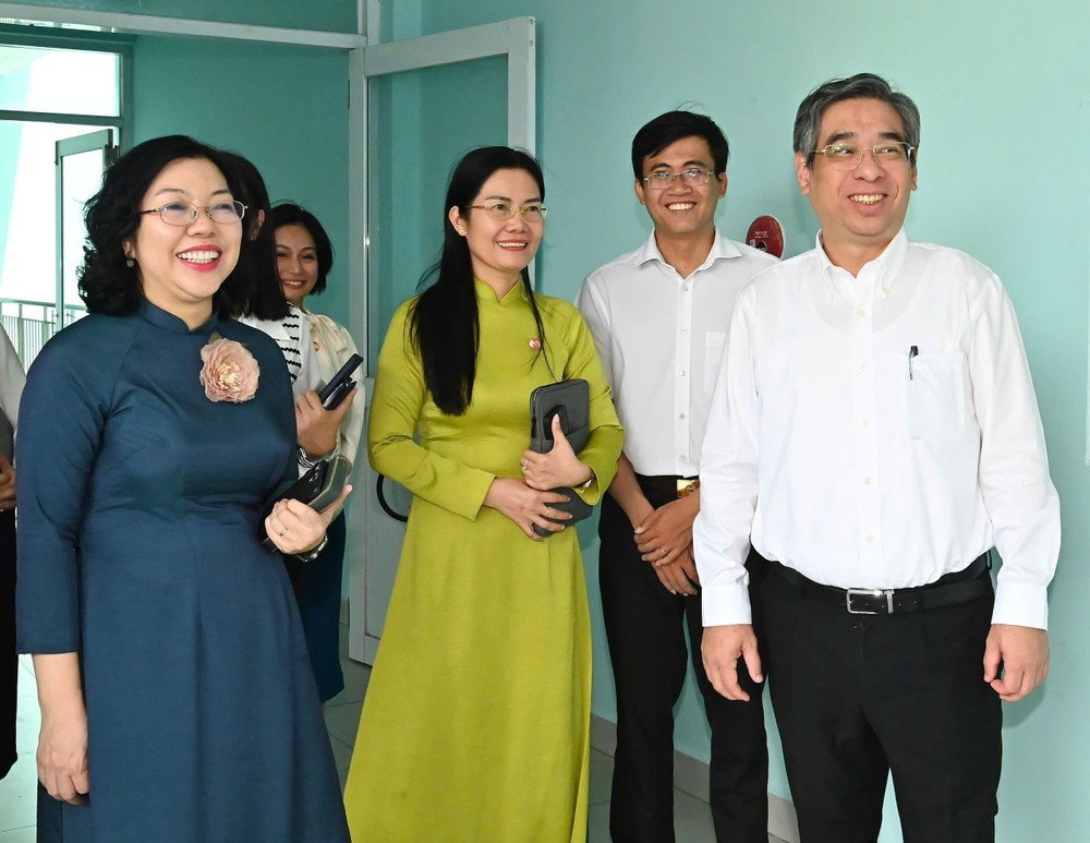 市委副书记阮福禄（右一）亲往考察和兴坊。（图：越勇）