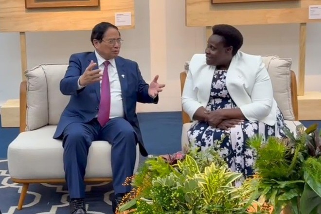 范明政总理与乌干达副总统阿卢波进行交谈。图自越通社