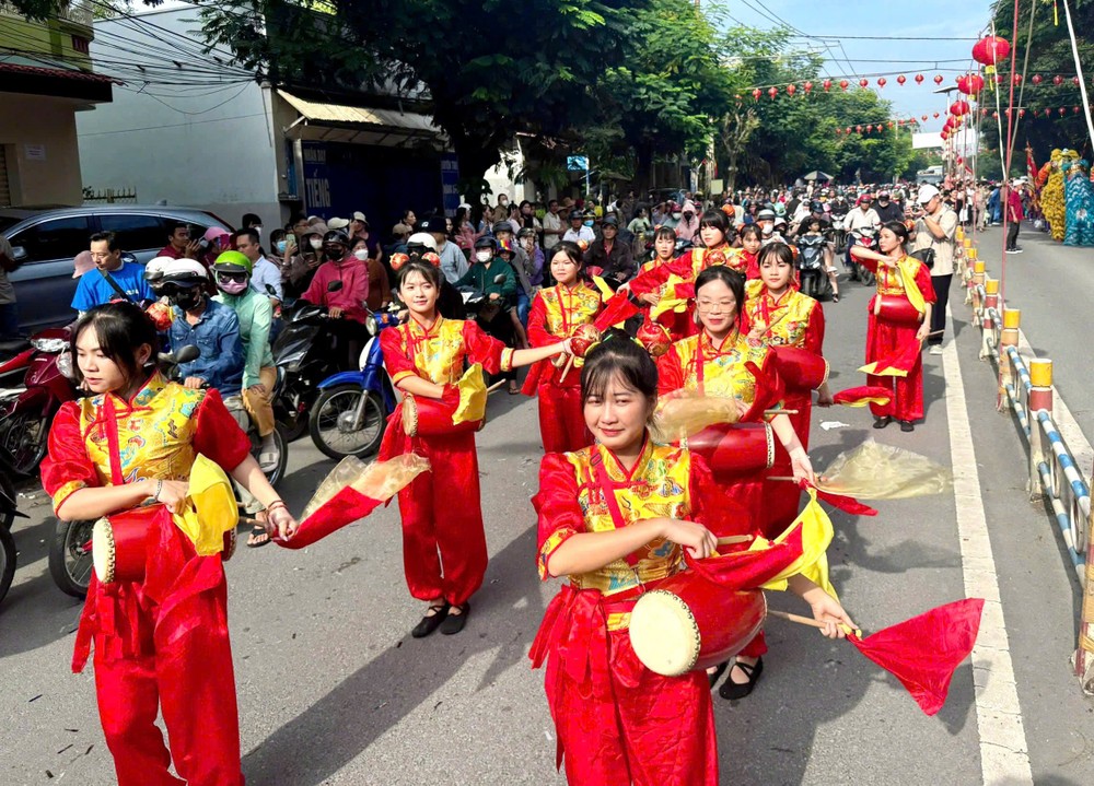 清平及光正华文学校文艺队参加迎神出巡游行。