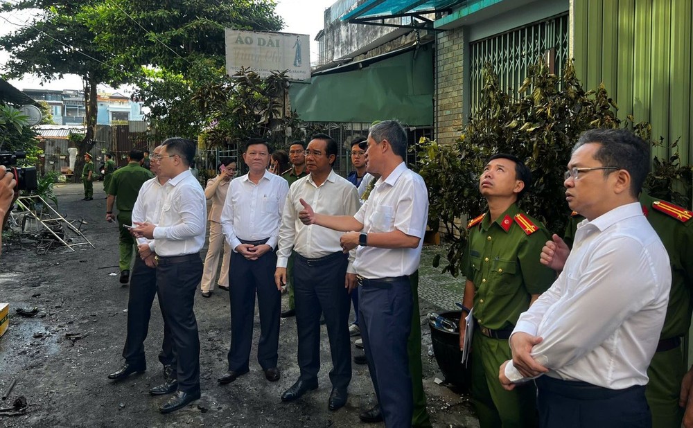 市人委会主席阮文得亲临火警现场检查。