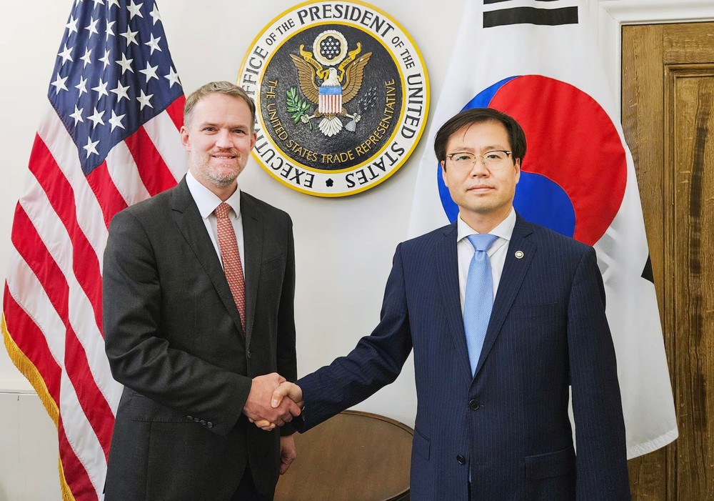 当地时间7月5日，在美国华盛顿，韩国通商交涉本部长吕翰九（右）会见美国贸易代表贾米森·格里尔。（图：韩联社）