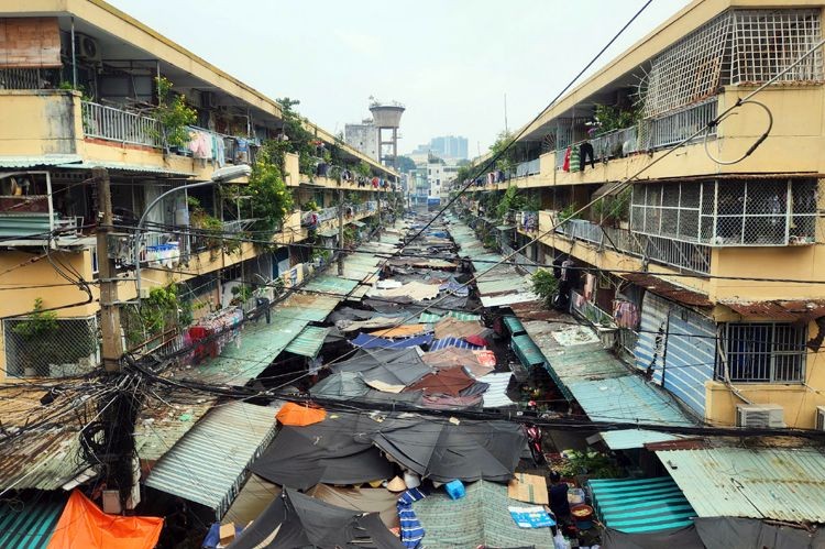位于吴嘉嗣公寓楼（原第十郡）之间的自发性街市存在着火灾和爆炸隐患。（图：越通社）