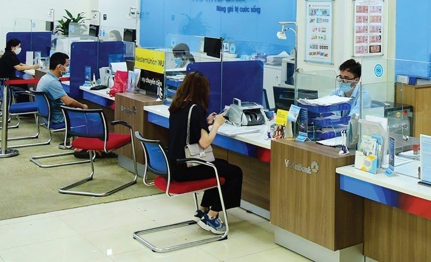 民众在越南工商银行进行交易。