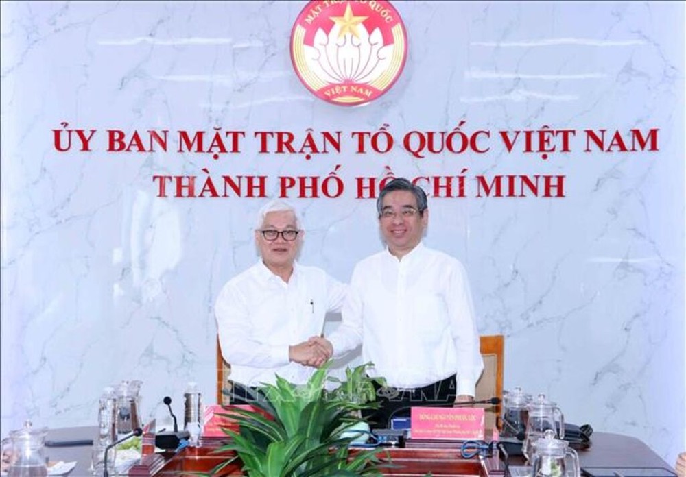 本市国会代表团团长阮文利与市委副书记、市越南祖国阵线委员会主席阮福禄合照。（图：越通社）