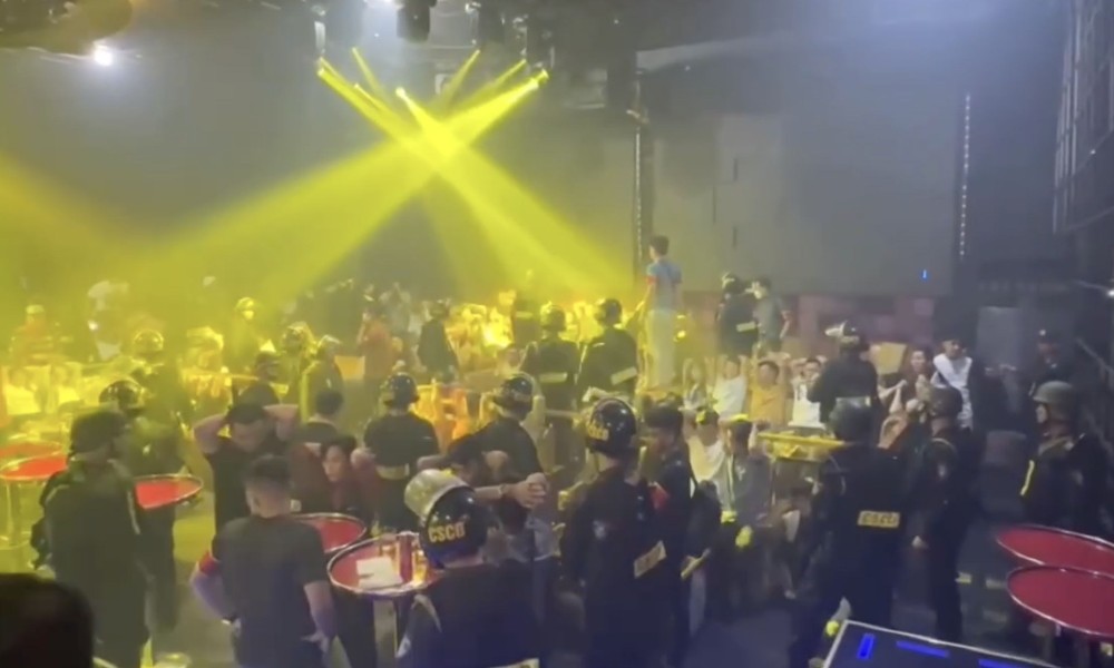 职能力量对一酒吧进行突击检查时现场。（图：警方提供）