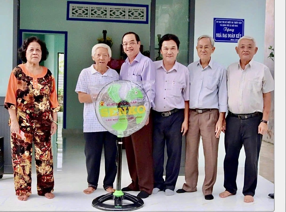 天后宫理事会代表向户主赠送礼物祝贺入住新居。