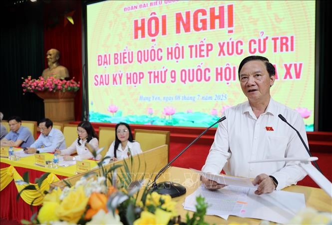 国会副主席阮克定在会上回答选民的提问。（图：越通社）