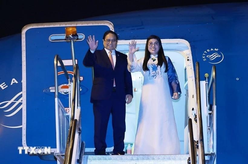 范明政总理和夫人一行回到河内。（图：越通社）