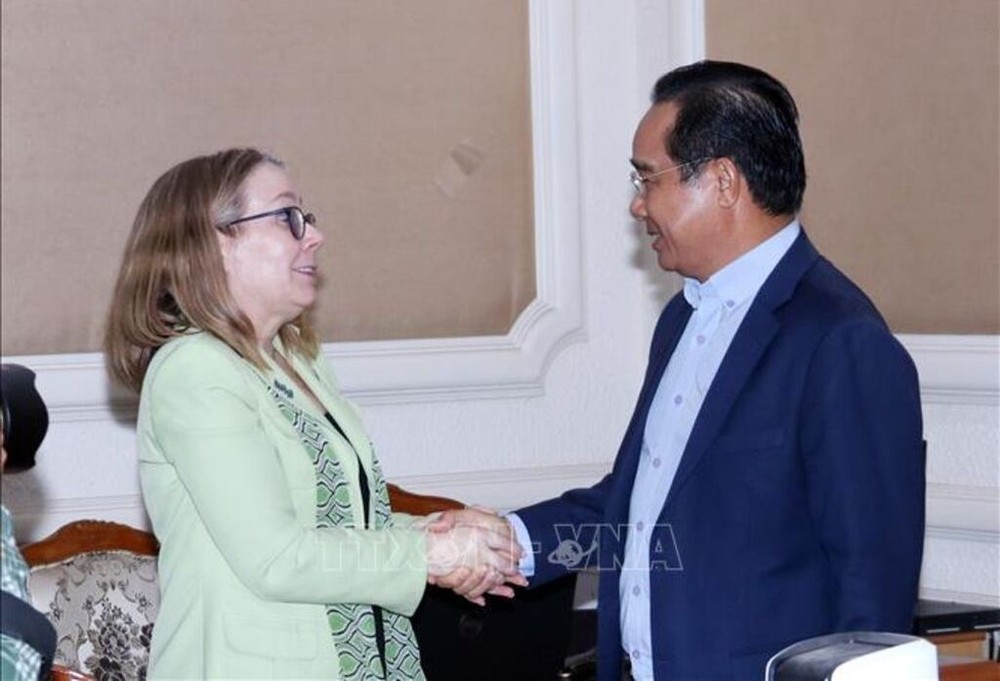 市人委会主席阮文得与英特尔集团全球政府事务副总裁莎拉‧肯普交谈。