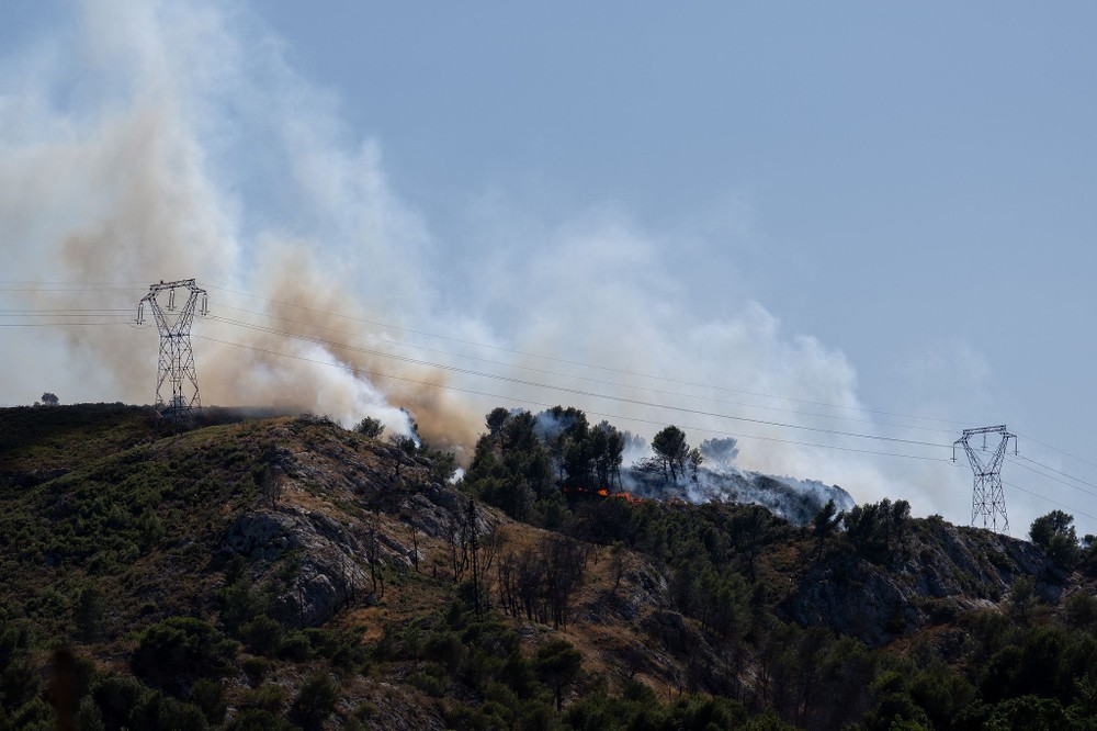 法南部森林火灾已致超百人受伤