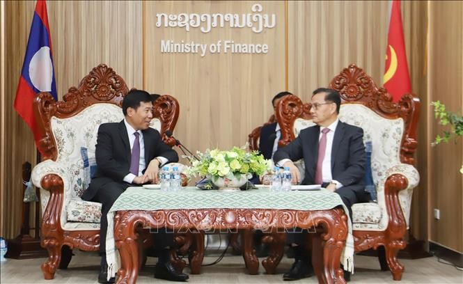 越南外交部副部长阮孟强与老挝中央委员、财政部长丰威汉。（图：越通社）