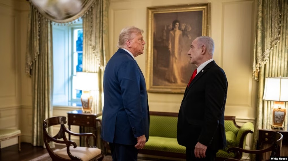 当地时间7月7日，特朗普总统与以色列总理内塔尼亚胡在白宫共进晚餐前进行私人交谈。(图：白宫官方)