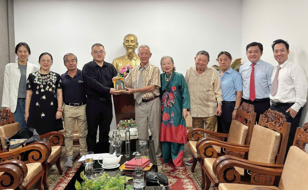 市越中友协与中国广西社会科学院代表团互赠纪念品。